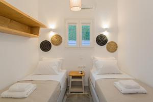 Postel nebo postele na pokoji v ubytování Satsi’s Premium Seascape-2 min from the beach&town