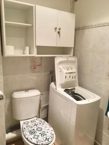 a small bathroom with a toilet and a sink at Agréable maison au cœur du village in Argelès-sur-Mer