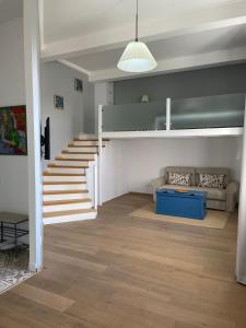 別列戈沃的住宿－Lux Apartment Studio，一间带楼梯和沙发的客厅