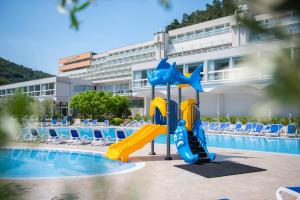 MASLINICA Narcis Hotel内部或周边的泳池
