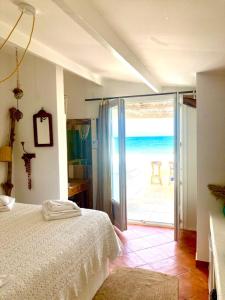 Postel nebo postele na pokoji v ubytování Hôtel Lido Beach