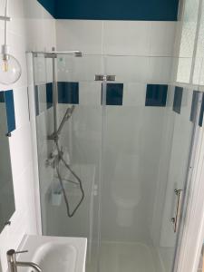 Koupelna v ubytování Studio indépendant 30m2 4 pers chez l'habitant Quartier des Roses + 7 fotografií