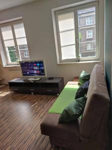 Televízia a/alebo spoločenská miestnosť v ubytovaní Apartament przy Fontannie Neptuna