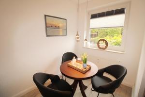 una camera con tavolo, sedie e finestra di Strandoase - a68194 a Cuxhaven