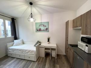 niewielka sypialnia z łóżkiem i biurkiem w obiekcie Stay Comfy w mieście Bordeaux
