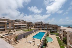 ein Bild eines Pools in einem Resort in der Unterkunft Appartement 300m2 vue sur océan Prestigia - Plage des nations in Salé