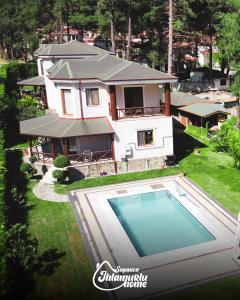 薩潘賈的住宿－Ihlamurlu Home，享有带游泳池的房屋的空中景致