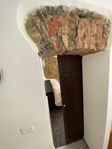 une porte menant à une chambre dotée d'un plafond en briques. dans l'établissement FONTANA’S HOUSE RELAX n.7 010065-LT-0009, à Valbravenna