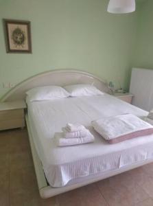 Postel nebo postele na pokoji v ubytování jazzyhome in Volos