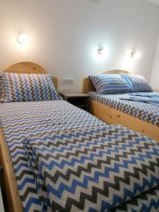 Llit o llits en una habitació de Studio sa francuskim i pomoćnim ležajem - Romansa
