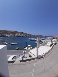 a view of a marina with boats in the water at ΚΥΘΝΟΣ LAREROOMS in Mérikhas