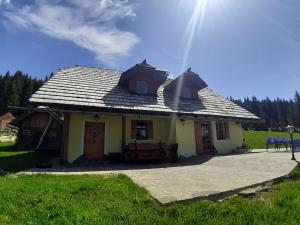 Budova, v ktorej sa dovolenkový dom nachádza