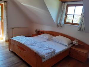 un letto in legno in una camera con finestra di Lachtalhütte a Schönberg-Lachtal