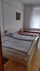 duże łóżko w pokoju z: w obiekcie Dráva Völgye Vendégház w mieście Zákány