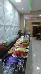 uma linha de buffet com muitos tipos diferentes de alimentos em Hotel Rio Claro em Rio Claro