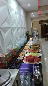una línea de buffet con muchos tipos diferentes de comida en Hotel Rio Claro, en Rio Claro