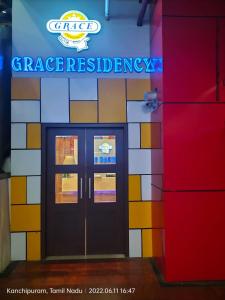 GRACE RESIDENCY في تشيناي: مبنى عليه بابين و عليه لافته