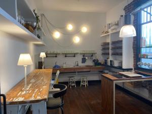 Kuchyň nebo kuchyňský kout v ubytování Tenerife Art Hostel