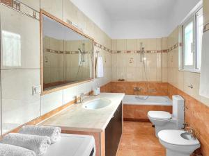 A bathroom at FLAT 45 Még 37 kép