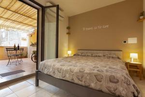 ein Schlafzimmer mit einem Bett mit einem Schild, das liest, versuchte hochzugehen in der Unterkunft Pura Vida Barocca in Ragusa