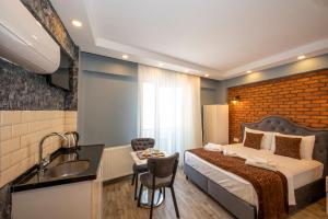 una camera d'albergo con letto e lavandino di Taksim Story Residence a Istanbul