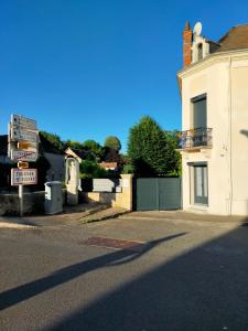 ein Straßenschild vor einem weißen Gebäude in der Unterkunft Le Héron bleu de la Brenne in Tournon-Saint-Martin