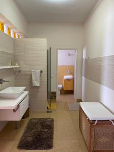 Un baño de Villa Isabela - Car Rental for Free