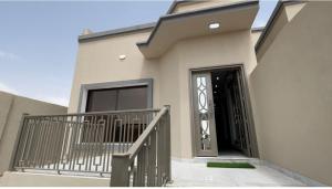 una casa con una escalera que conduce a una puerta en Al Jabal Resort Villa 4, en Salalah