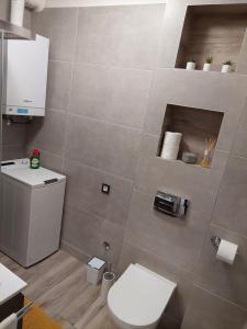 リエカにあるVela Grotaのトイレと洗面台付きのバスルーム +16枚の写真