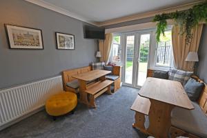 sala de estar con mesa, sillas y sofá en Central Townhouse with FREE onsite EV parking, en Stratford-upon-Avon