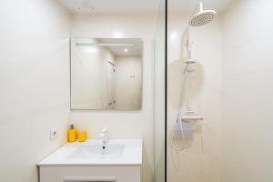 a bathroom with a sink and a shower with a mirror at Apartamento WELCS EMP 004 con inmejorables vistas in Empuriabrava