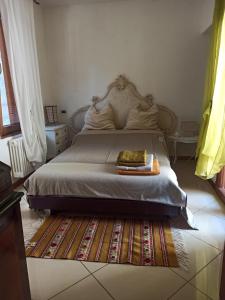 ein Schlafzimmer mit einem großen Bett mit einem Teppich in der Unterkunft Angolo di pace a pochi passi dal centro e dal mare in Lido di Venezia