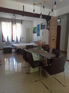 a dining room with a glass table and chairs at Angolo di pace a pochi passi dal centro e dal mare in Venice-Lido