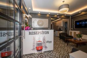 eine Lobby mit einem Schild für eine Tankstelle in der Unterkunft Taksim Story Residence in Istanbul