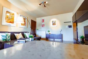 - un salon avec un canapé et une table dans l'établissement HEART OF SPOLETO Vacation Residence, à Spolète