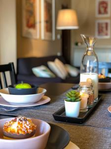 - une table avec des assiettes de nourriture et des bougies dans l'établissement HEART OF SPOLETO Vacation Residence, à Spolète