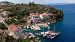 ラーチスチェにあるSuartini Apartmani Račišćeのギャラリーの写真