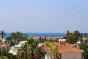 vistas a una ciudad con palmeras y casas en Nissi 3 Amazing Sea View Apartment, en Ayia Napa