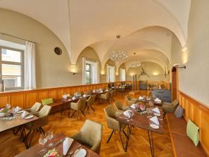 a dining room with tables and chairs in a restaurant at Lodner Hotel Drei Mohren in Lauingen