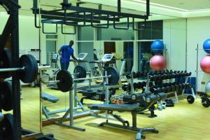 Un uomo in una palestra con i pesi di Horizon Manor Hotel a Doha