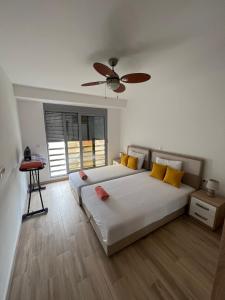 1 dormitorio con 2 camas y ventilador de techo en Apartment Hana, en Dobra Voda