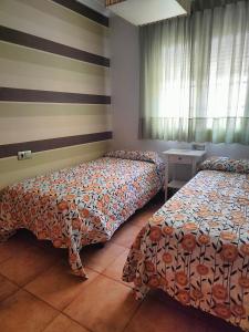 - une chambre avec 2 lits et une fenêtre dans l'établissement Apartamento zona playa de burriana con terraza, à Nerja