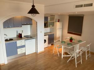 Virtuvė arba virtuvėlė apgyvendinimo įstaigoje DUPLEX BAHIA SuR RESERVA DE CONFI-ANZA