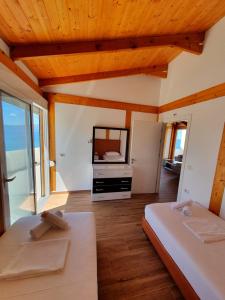 Ένα ή περισσότερα κρεβάτια σε δωμάτιο στο Klajdi Apartaments