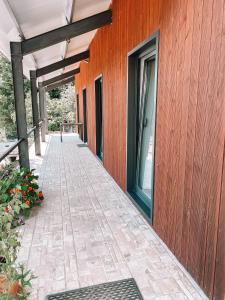 a building with a wooden wall and a walkway at Oficina do Joe , Bungalow Gitte in Outeiro