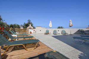 The swimming pool at or close to Aspri Petra Apartments