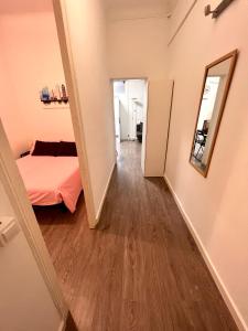 a hallway of a room with a bed and a mirror at Poble Sec. Excelente ubicación cerca de la playa y de las Ramblas in Barcelona