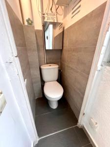 ein kleines Bad mit WC in einer Kabine in der Unterkunft Poble Sec. Excelente ubicación cerca de la playa y de las Ramblas in Barcelona