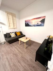 a living room with a couch and a coffee table at Poble Sec. Excelente ubicación cerca de la playa y de las Ramblas in Barcelona