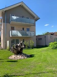 una casa con un tronco d'albero davanti di Seebrise mit Musik und Wein a Meersburg